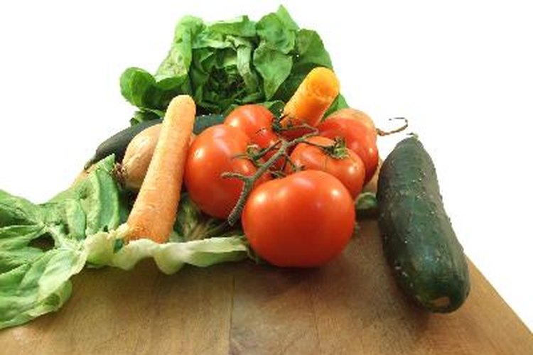 La fibra en las frutas y verduras ayuda a mover los alimentos a través de tus intestinos.