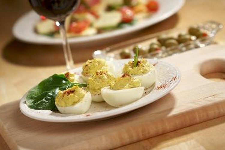 Un huevo deviled (endiablado) es un tipo de aperitivo hecho con huevos duros.