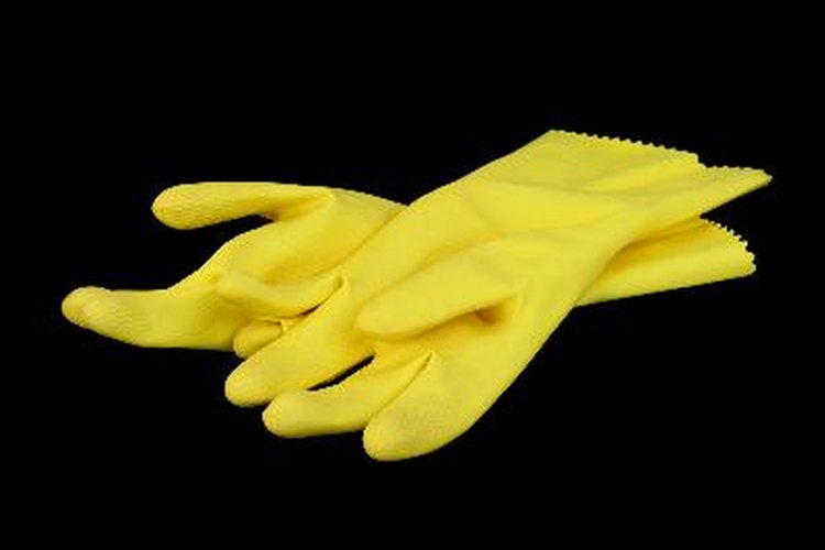 Los adhesivos, los solventes y las prendas de vestir que contienen látex, nailon o lycra podrían contener suficiente poliéster como para causar una reacción.