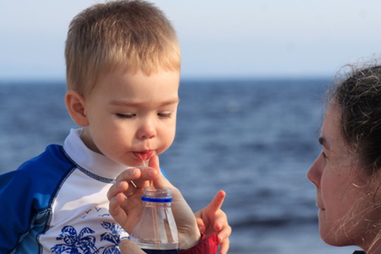 Repón los fluidos de tu niño para prevenir la deshidratación cuando vomite.