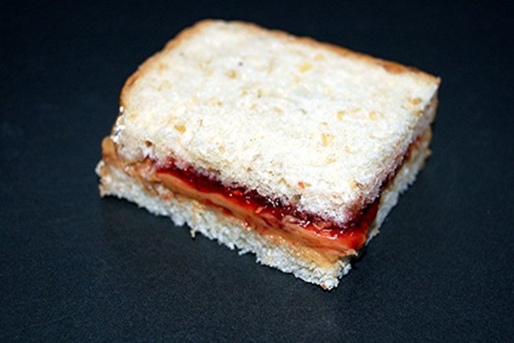 Un sándwich de mantequilla de cacahuete y jalea es una buena fuente de grasas saludables para el corazón.