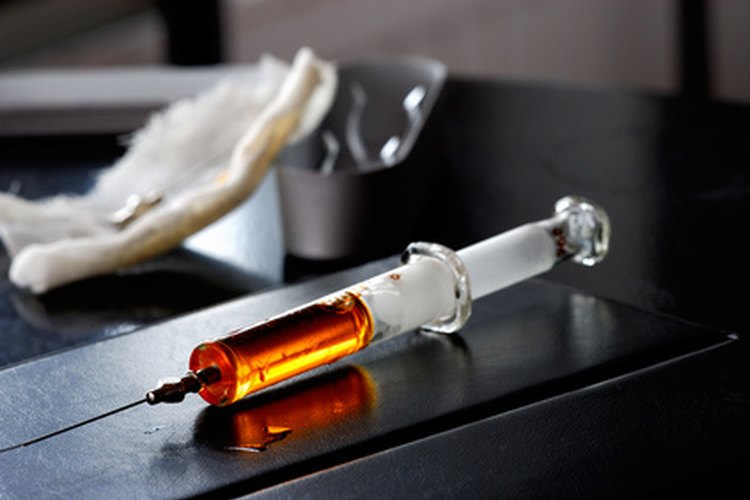 La cocaína puede ser inyectada o inhalada en el cuerpo.