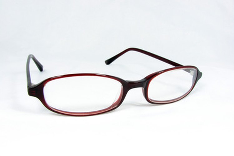 Muchos rayones en los lentes de plástico se pueden reparar en casa.