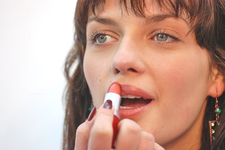 El lápiz labial brillante hace que las arrugas que se encuentran alrededor de los labios sean menos notorias.