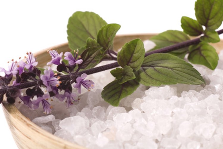 Las propiedades antibacteriales y exfoliantes de la sal mejoran la piel.