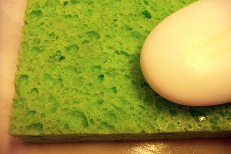 El jabón de castilla puro es un producto de limpieza hecho de ingredientes naturales.