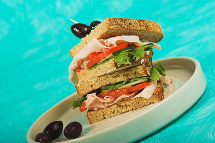 Un sándwich de pan integral brinda una nutrición equilibrada.