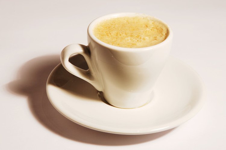 Beber café, incluso descafeinado, puede causar acidez estomacal.