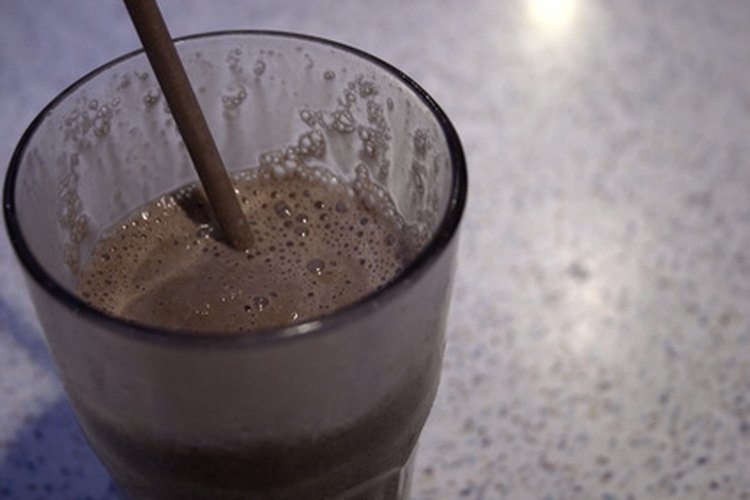 Disfruta de un batido orgánico de chocolate y dátiles en el desayuno.