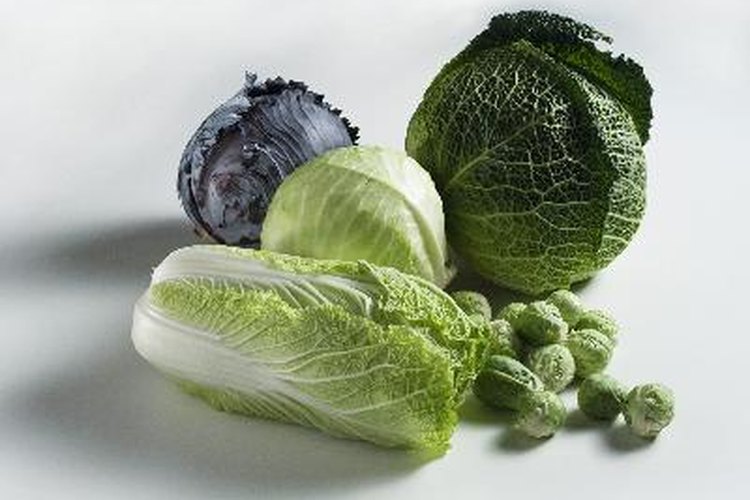 Los vegetales de hojas verdes son fuentes ricas en vitamina K y, por lo tanto, pueden alterar la eficacia del Coumadin.