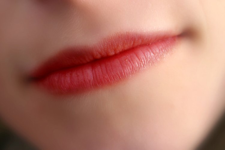 Utiliza el aceite de jojoba como bálsamo para los labios, brillos y limpiadores.