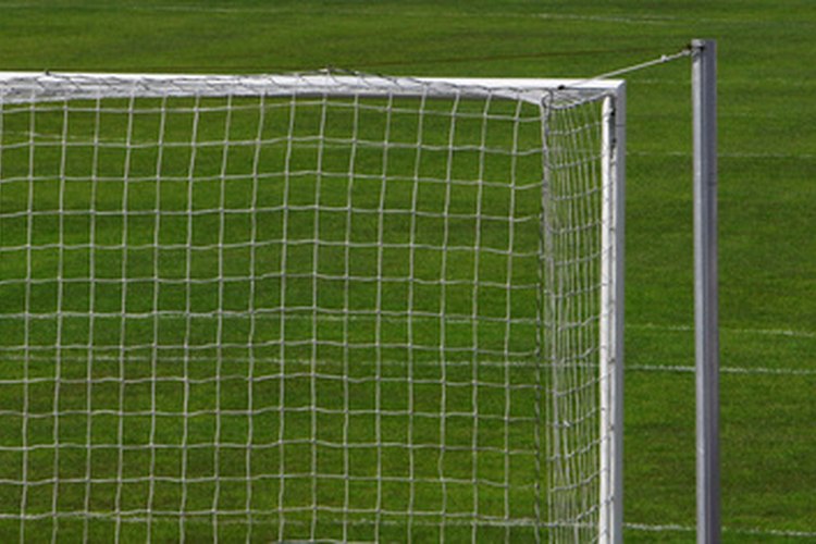 Un arco de fútbol regulado es esencial en los partidos oficiales.