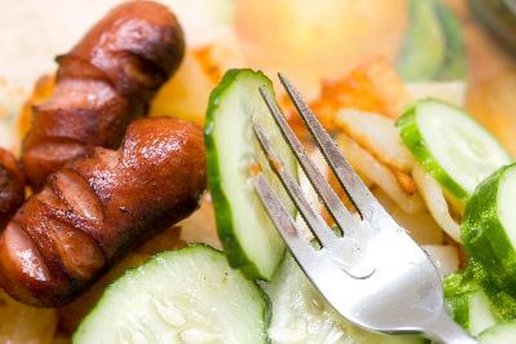 Apoya tu tenedor en la mesa entre cada bocado para comer más despacio.