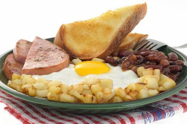 La niacina puede encontrarse en la carne, el pescado, los huevos y los frijoles.