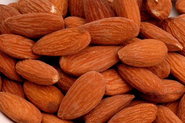 Las almendras crudas son buena fuente de grasas saludables para el corazón.
