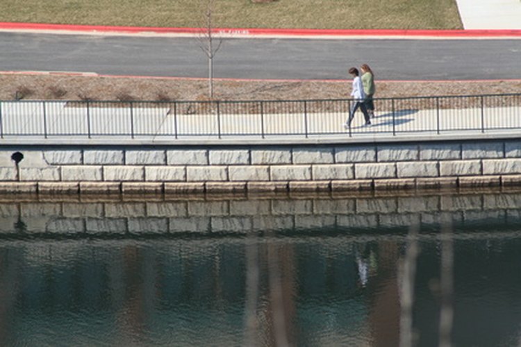 Caminar es un ejercicio de cardio de bajo impacto.