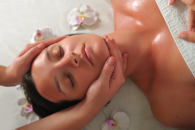 Los beneficios de un masaje facial no sólo se limitan a la relajación del rostro.