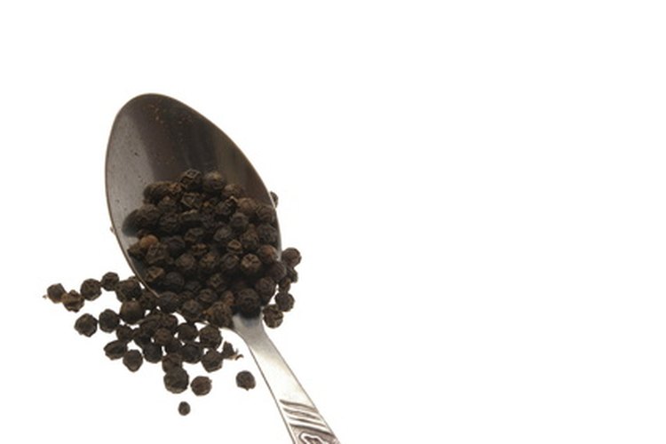 El aceite semilla negra o comino negro se obtiene prensando las semillas de la planta nigella sativa.