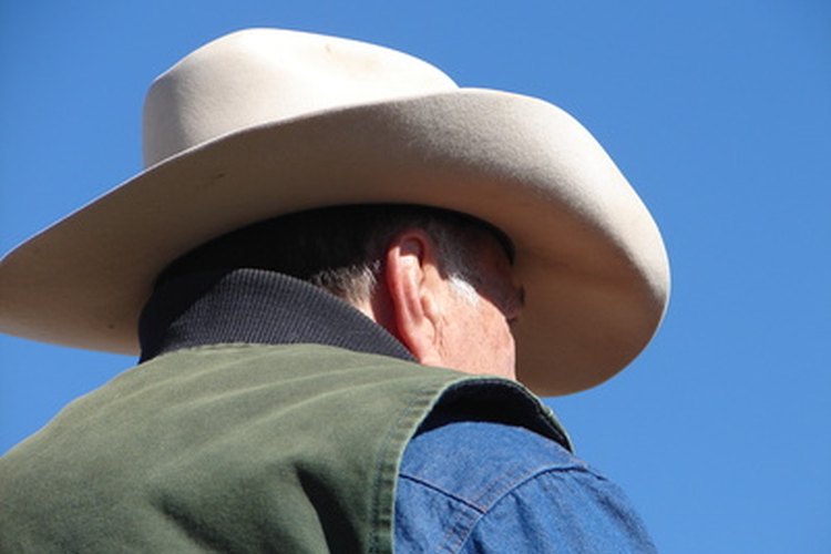 El uso de un sombrero hace que sea fácil identificar a un vaquero.