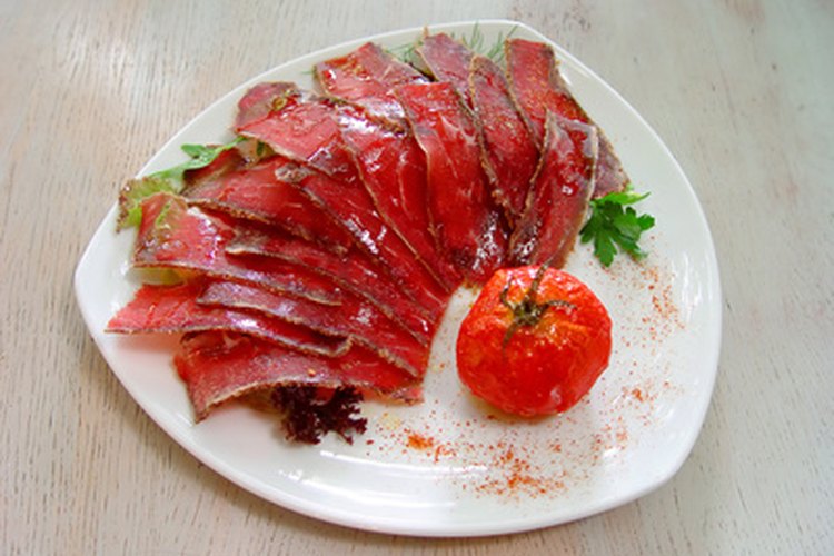 Las carnes ahumadas pueden albergar la dañina bacteria Listeria.