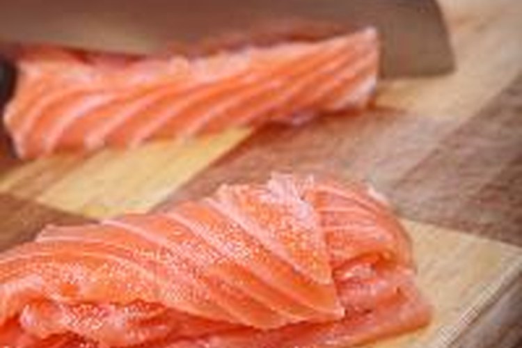 El omega-3 encontrado en los mariscos como el salmón te ayuda con la colitis ulcerosa.