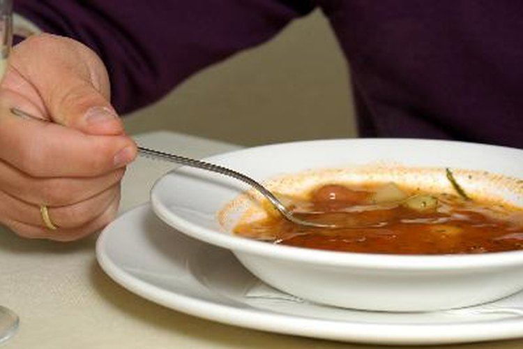Incluye sopas en tu dieta blanda después de la cirugía intestinal.