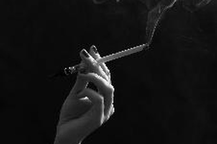 La bronquitis crónica es causada por factores ambientales, como fumar o inhalar indirectamente humo de tabaco, contaminantes, químicos y pólenes.