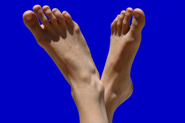 Estirar la fascia plantar y el tendón de Aquiles puede ayudar a reducir el dolor del talón.
