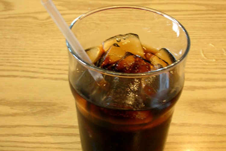 Evita las bebidas de cola ya que contienen altos niveles de fósforo en forma de ácido fosfórico.