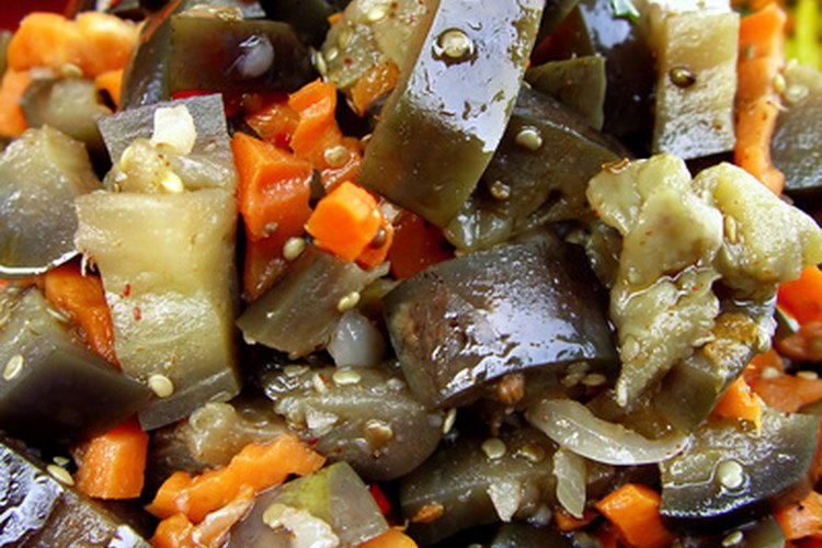 Una ensalada de vegetales es una excelente opción baja en calorías y en grasas.