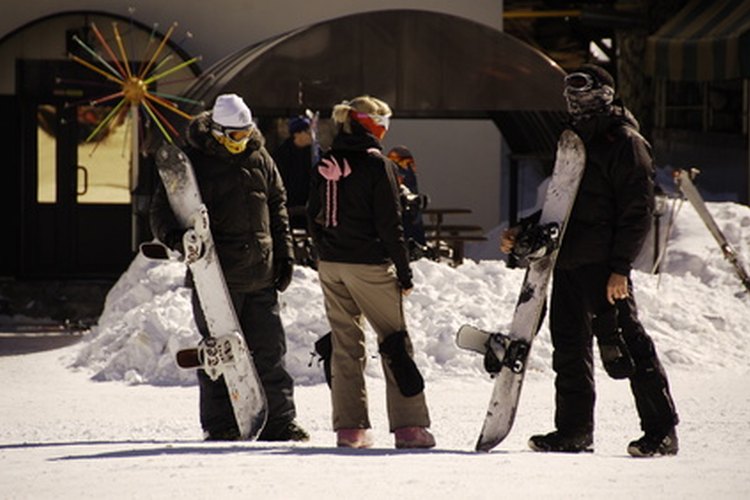 La pregunta de los guantes o las manoplas es un debate contemporáneo entre los que practican snowboard en todas partes.