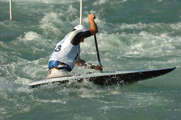 Kayak en aguas bravas.