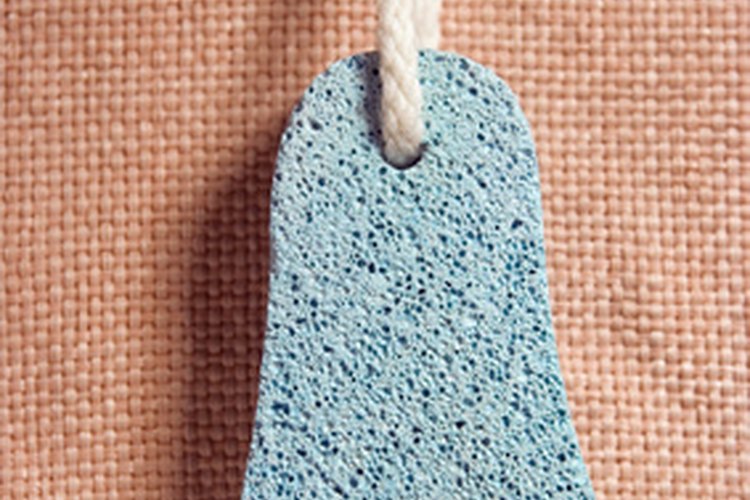 La piedra pómez se utiliza para exfoliar la piel de los dedos del piel.