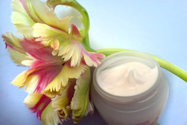 Hay muchas cremas para la piel que prometen reafirmar y rejuvenecer la piel del cuello.