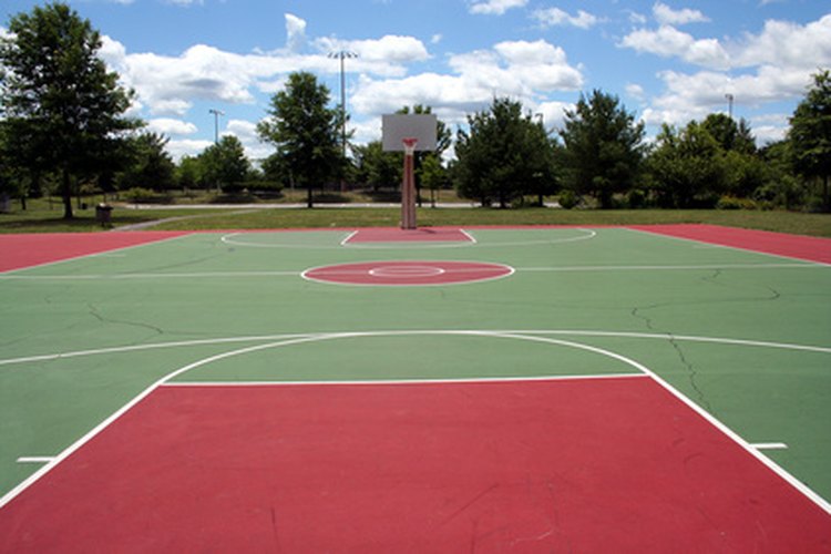 Una cancha de baloncesto de asfalto pintada.