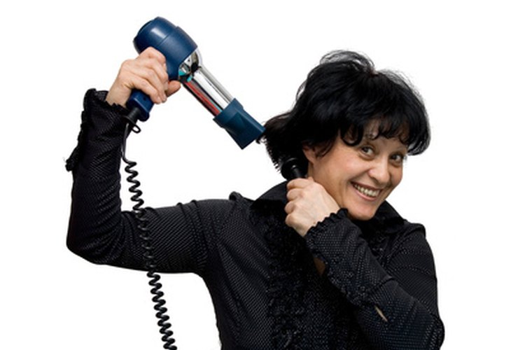 Un secador de pelo iónico puede acelerar el tiempo de secado del cabello.