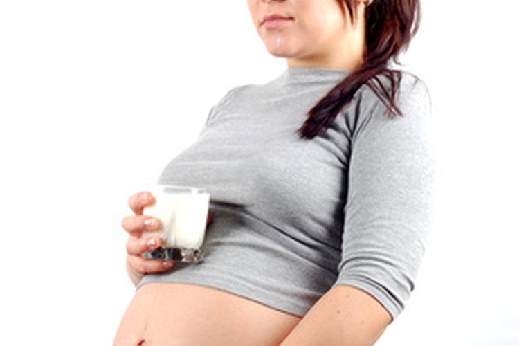 Las adolescentes embarazadas deben aumentar la cantidad de nutrientes que consumen.