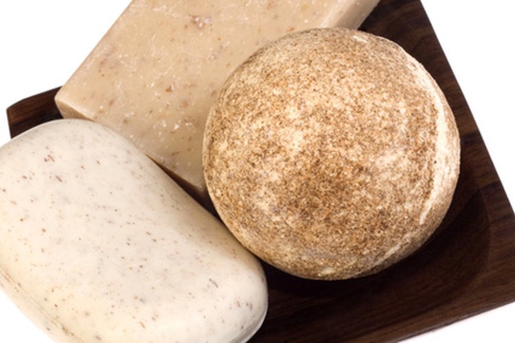 Los jabones hechos en casa usando aceites esenciales son nutritivos para la piel.