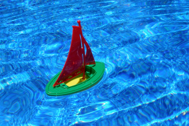 Barco de juguete flotando en una piscina.