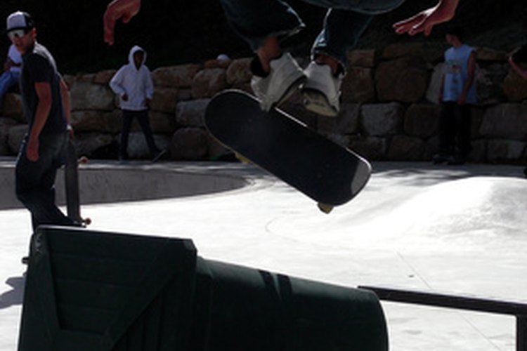 Los trucos de patineta requieren equilibrio y práctica.