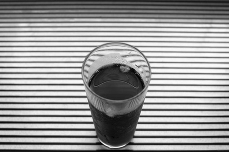 Un vaso de coca cola.