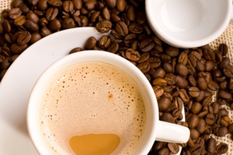 El café, una bebida común que contiene cafeína, se toma habitualmente por la mañana.