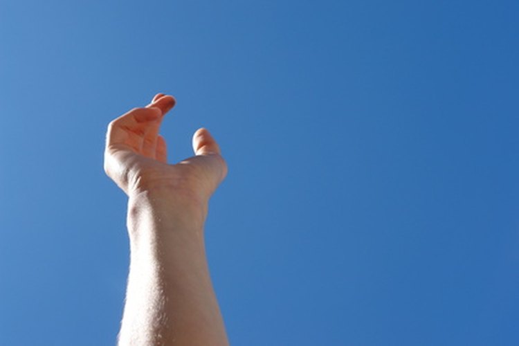 La neuropatía del nervio mediano provoca cosquilleo, dolor y entumecimiento en la muñeca y los dedos.