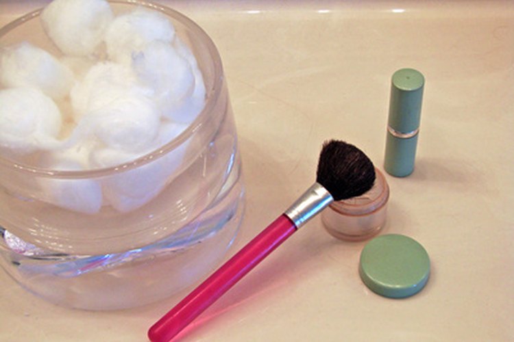 Aplica el tipo correcto de maquillaje para esconder las manchas de la edad.