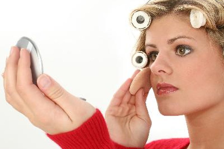 La pre-base de maquillaje también se coloca antes de la sombra para párpados porque evita las grietas.