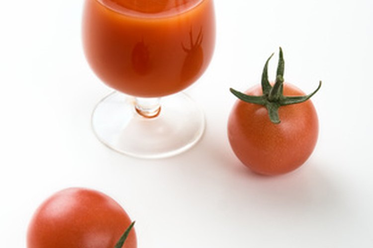 Un tomate es un alimento completo, mientras que los jugos vegetales procesados no lo son.