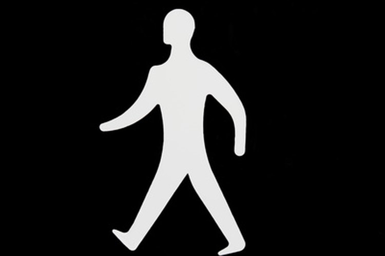 Una persona que ha tenido una fractura de la pelvis va a necesitar ayuda para caminar mientras se recupera.