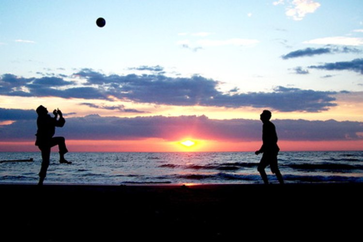 Los juegos de voleibol que simulan situaciones de juego en los partidos pueden ser divertidos y útiles.