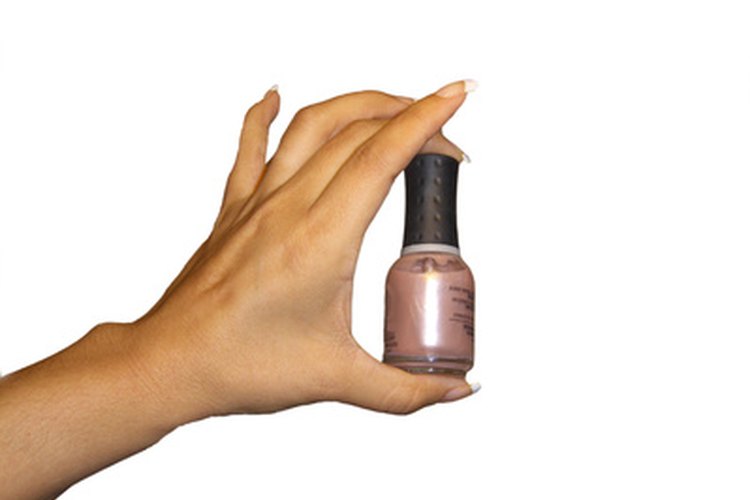 Muchas mujeres embarazadas disfrutan el cuidado que una manicura y pedicura les da.