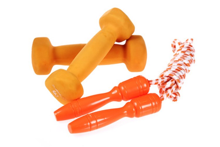 Construye músculo y pierde peso a través de entrenamiento con pesas y ejercicios cardiovasculares.